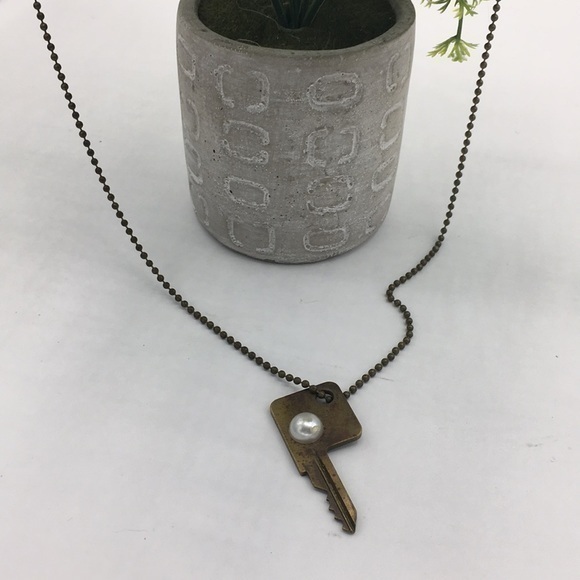 Vintage style antiqued key pendant necklace - Picture 1 of 7